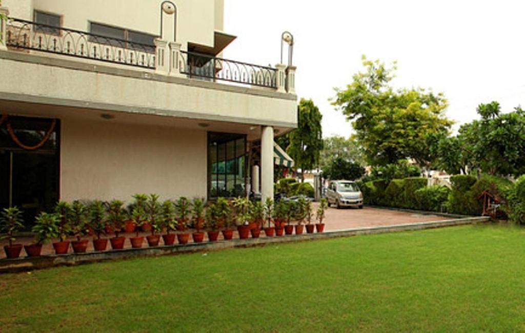 Brijwasi Royal Hotel Mathura Ngoại thất bức ảnh